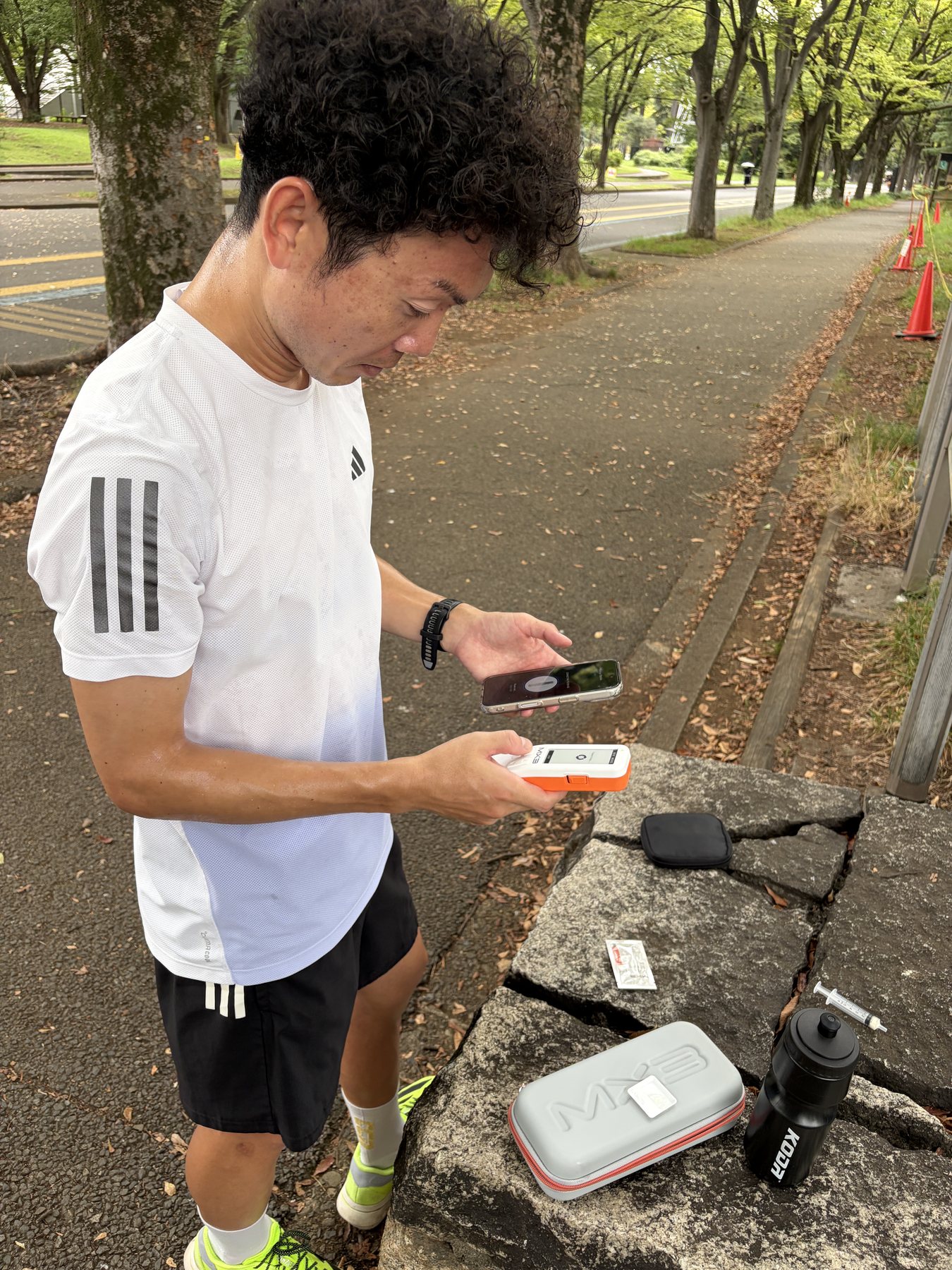 KODAスタッフがMX3とスマートフォンで測定結果を確認する様子