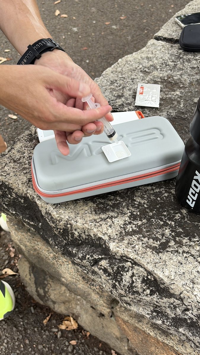 パッチから抽出器具で汗を取り出す手元